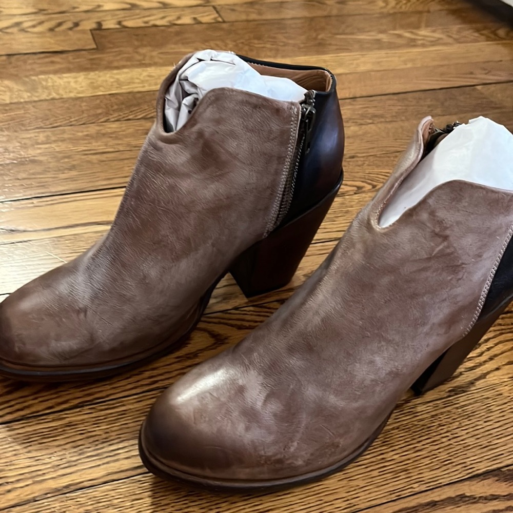 NIB Taupe Freebird Detroit boots